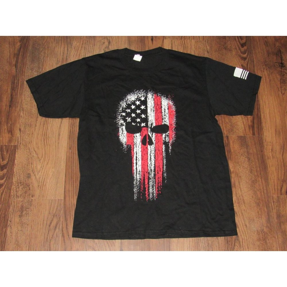 Men's Skull Flag Tshirt: Small